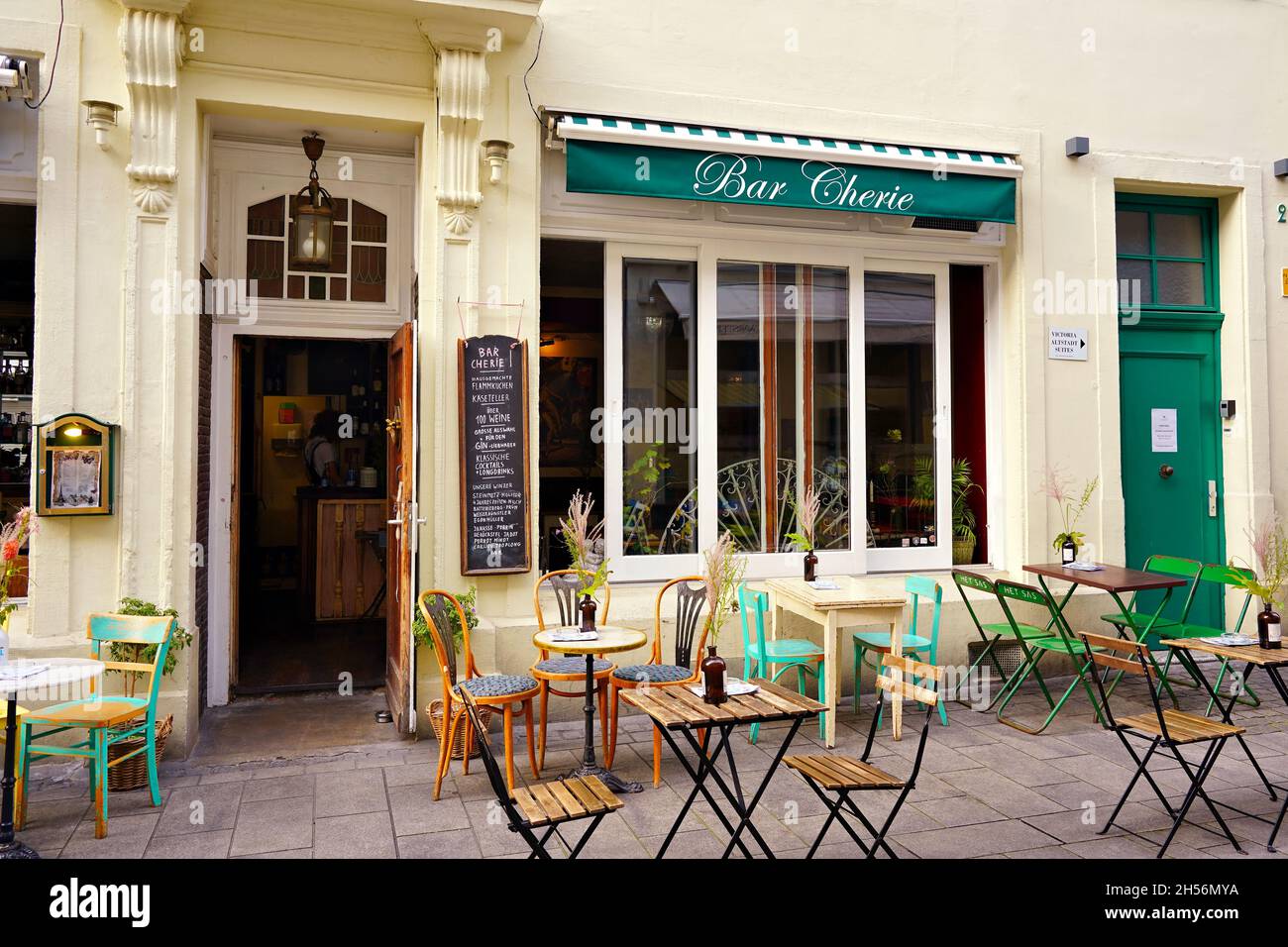 Das französische Bistro und die Weinbar 'Bar Chérie' im Touristenviertel der Düsseldorfer Altstadt. Dieses Viertel ist für seine internationalen Restaurants beliebt. Stockfoto