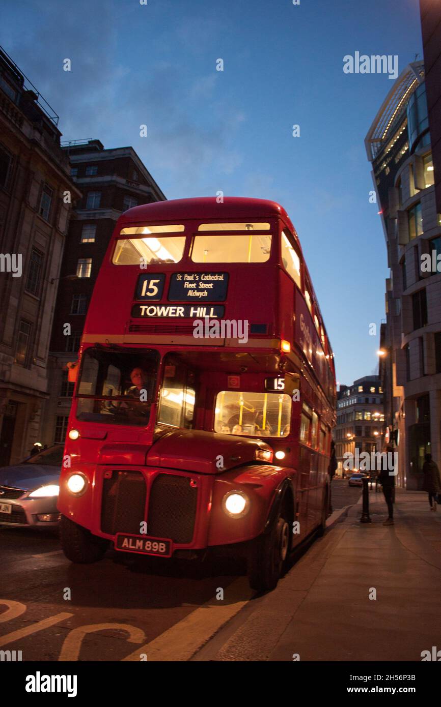 Großbritannien, London - Routemaster Bus während der blauen Stunde Stockfoto
