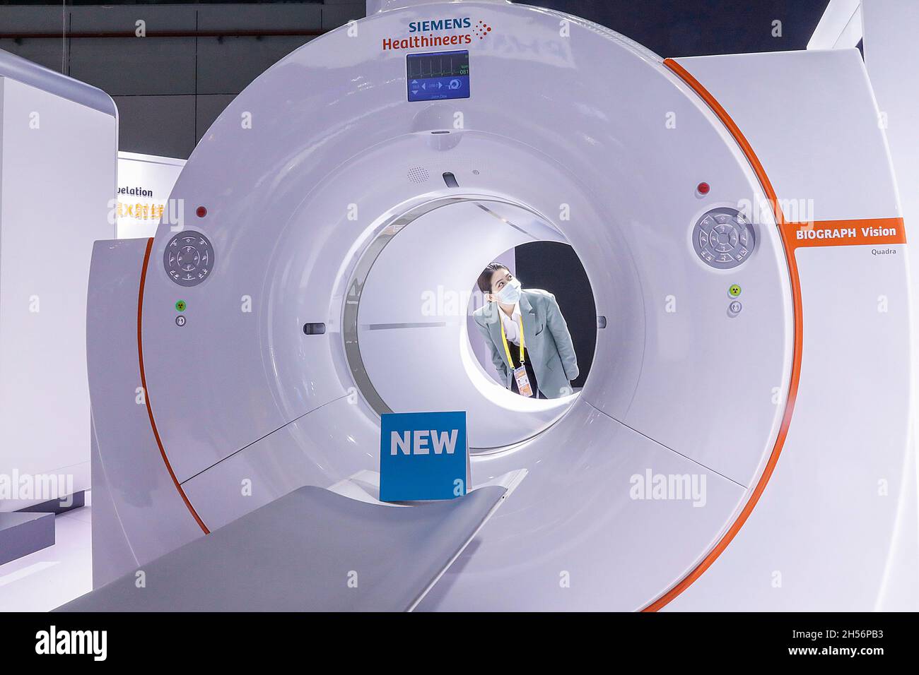 Shanghai. November 2021. Das Foto vom 6. November 2021 zeigt ein PET/CT-Gerät von Siemens auf dem Ausstellungsgelände für medizinische Geräte und Gesundheitsprodukte der 4. China International Import Expo (CIIE) im ostchinesischen Shanghai. Quelle: Zhang Yuwei/Xinhua/Alamy Live News Stockfoto