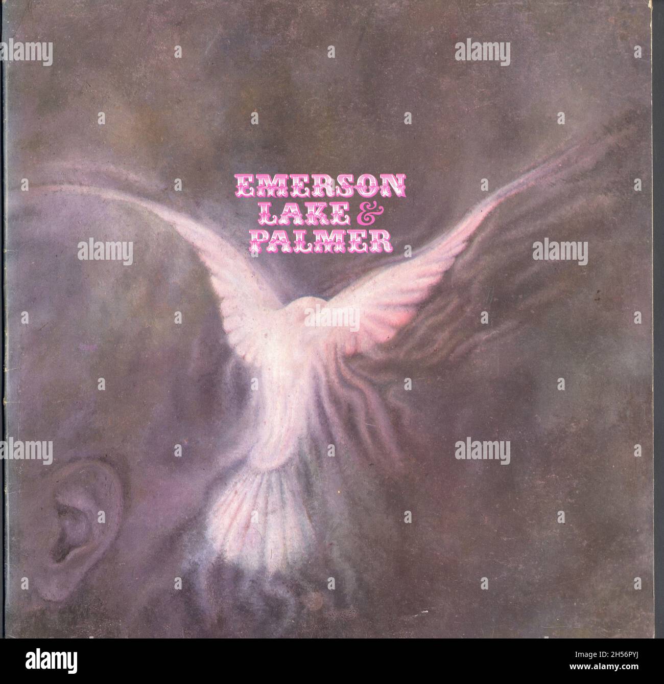 Emerson Lake & Palmers Debütalbum gab den Ton für viel progressive Musik der frühen siebziger Jahre vor. Schnell von der Musikpresse als Supergruppe bezeichnet und bei Island Records unterschrieben, war das Sleeve-Design ihres Debütalbums entsprechend rätselhaft. Es zeigte ein Gemälde namens Bird des Künstlers Nic Dartnell, der damals als 18-Jähriger in Bruce's Record Shop in Edinburgh arbeitete. Stockfoto
