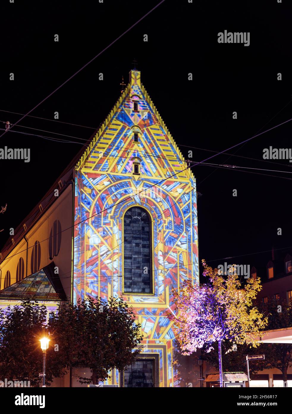 AUGSBURG, DEUTSCHLAND - 24. OKTOBER: Beleuchtete historische Gebäude beim Lichterfest in Augsburg am 24. Oktober 2021 Stockfoto