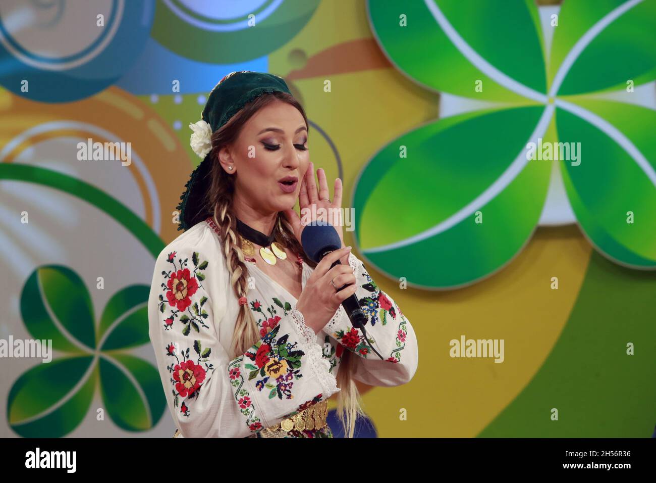 BUKAREST, RUMÄNIEN - 31. Oktober 2021: Anca Pantaru, die Volkssängerin der traditionellen rumänischen Musik, singt im Fernsehstudio von Lottery. Stockfoto