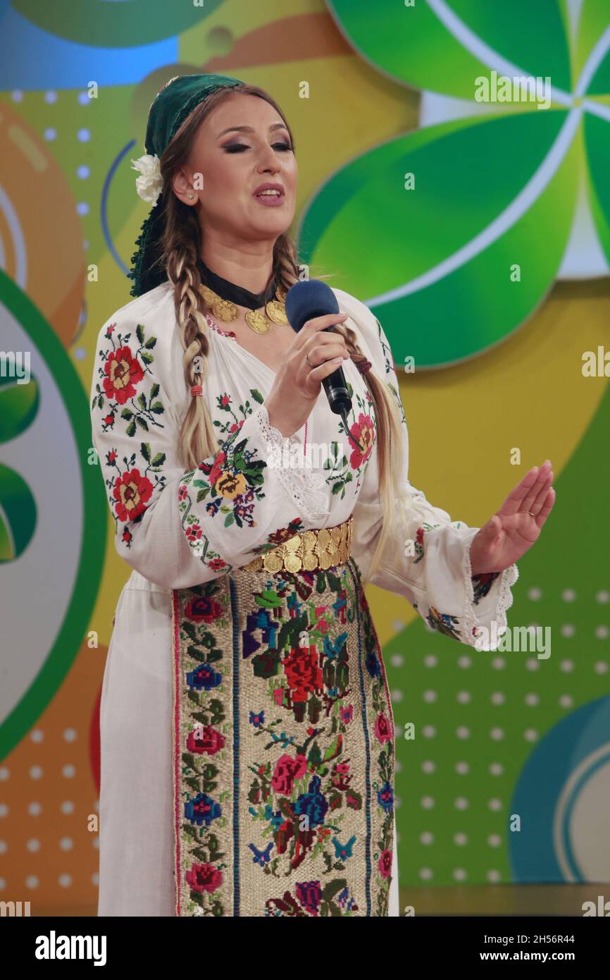 BUKAREST, RUMÄNIEN - 31. Oktober 2021: Anca Pantaru, die Volkssängerin der traditionellen rumänischen Musik, singt im Fernsehstudio von Lottery. Stockfoto
