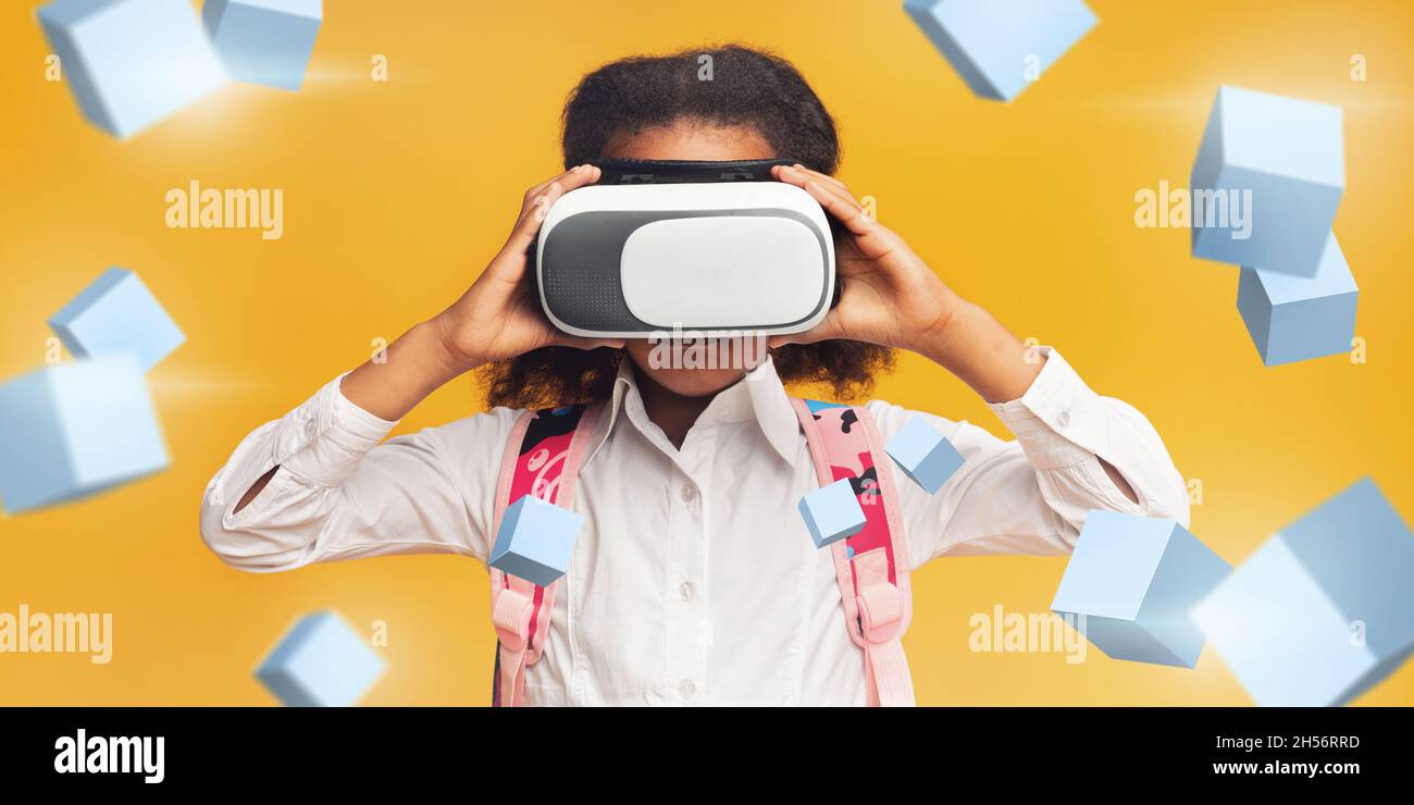 Nettes schwarzes Mädchen trägt Virtual-Reality-Headset, erkunden Cyberspace, orangen Hintergrund, Collage mit pc-Würfel. Banner Stockfoto