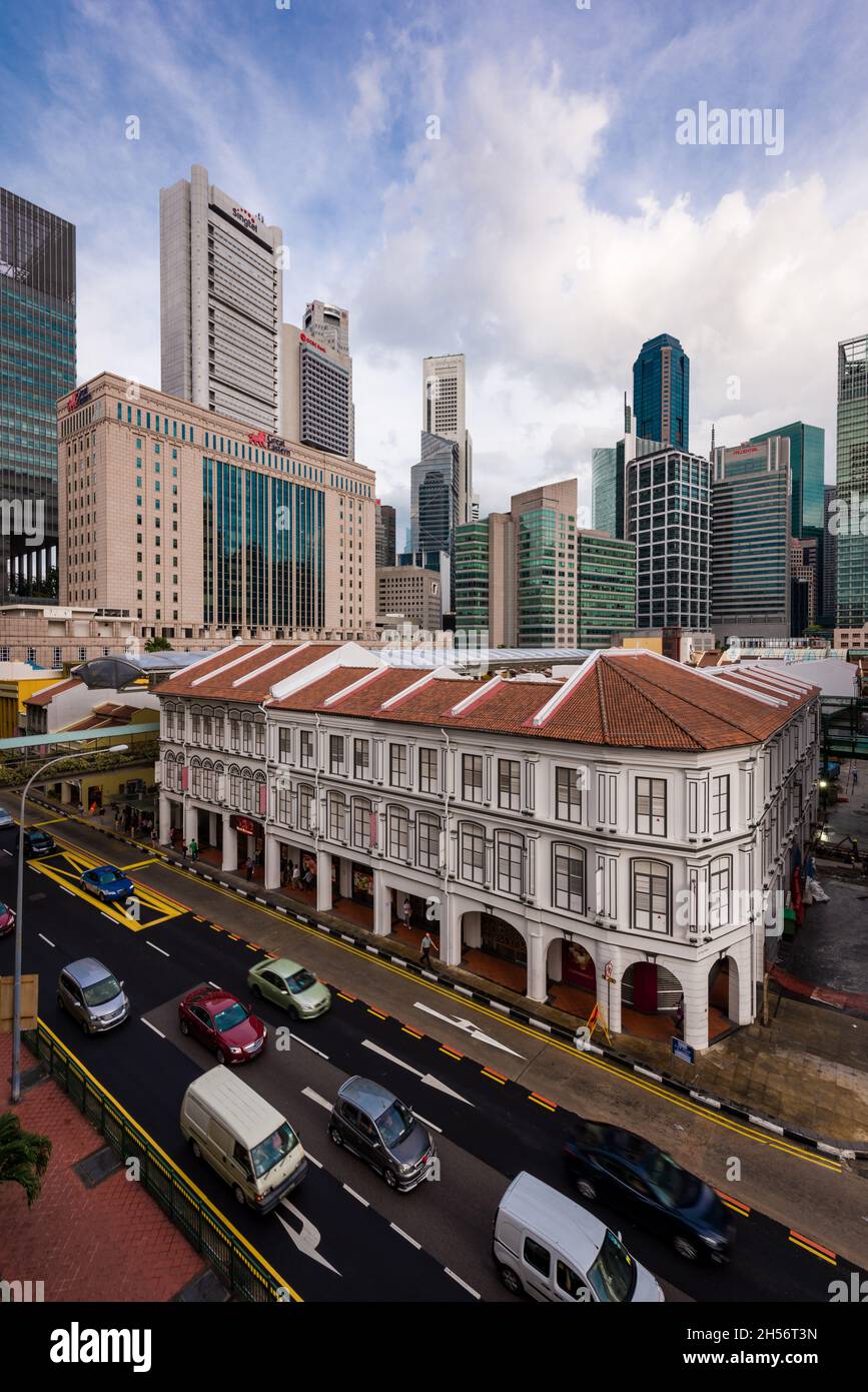 Singapur, 05. Februar 2016: Historische Gebäude und Wolkenkratzer entlang einer belebten Straße in Singapur. Stockfoto