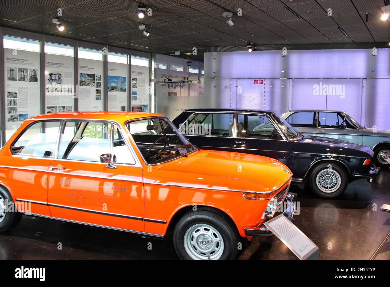 BMW 2002 TI, orange Farbe. Die BMW 02 Serie ist eine Serie von kompakten Executive Cars, die BMW zwischen 1966 und 1977 produziert hat. BMW Museum, München, Deutschland Stockfoto