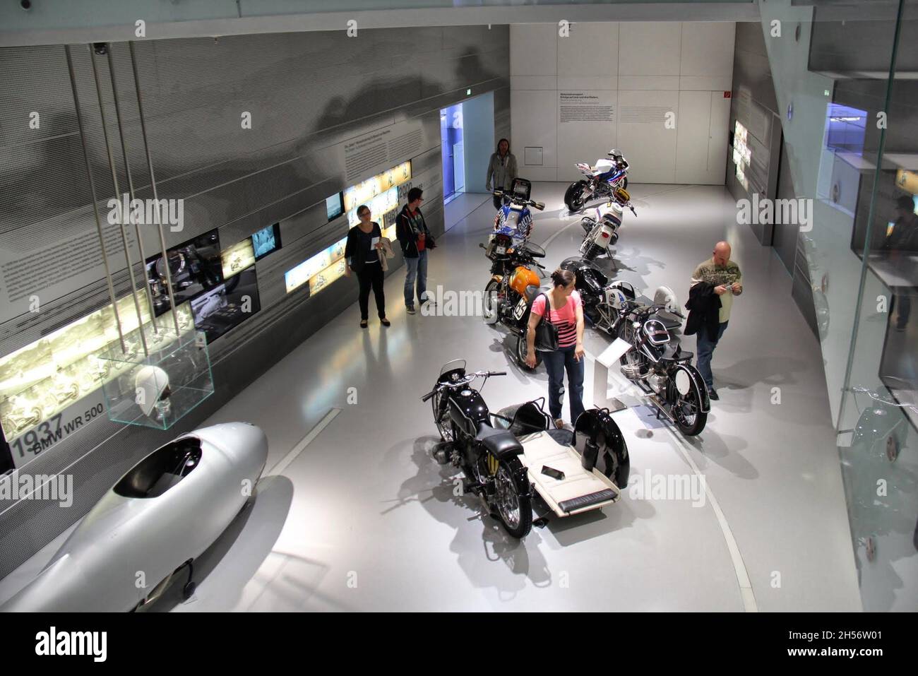 Antike Motorrad-Galerie: Luftaufnahme. BMW Museum. München, Deutschland. Stockfoto