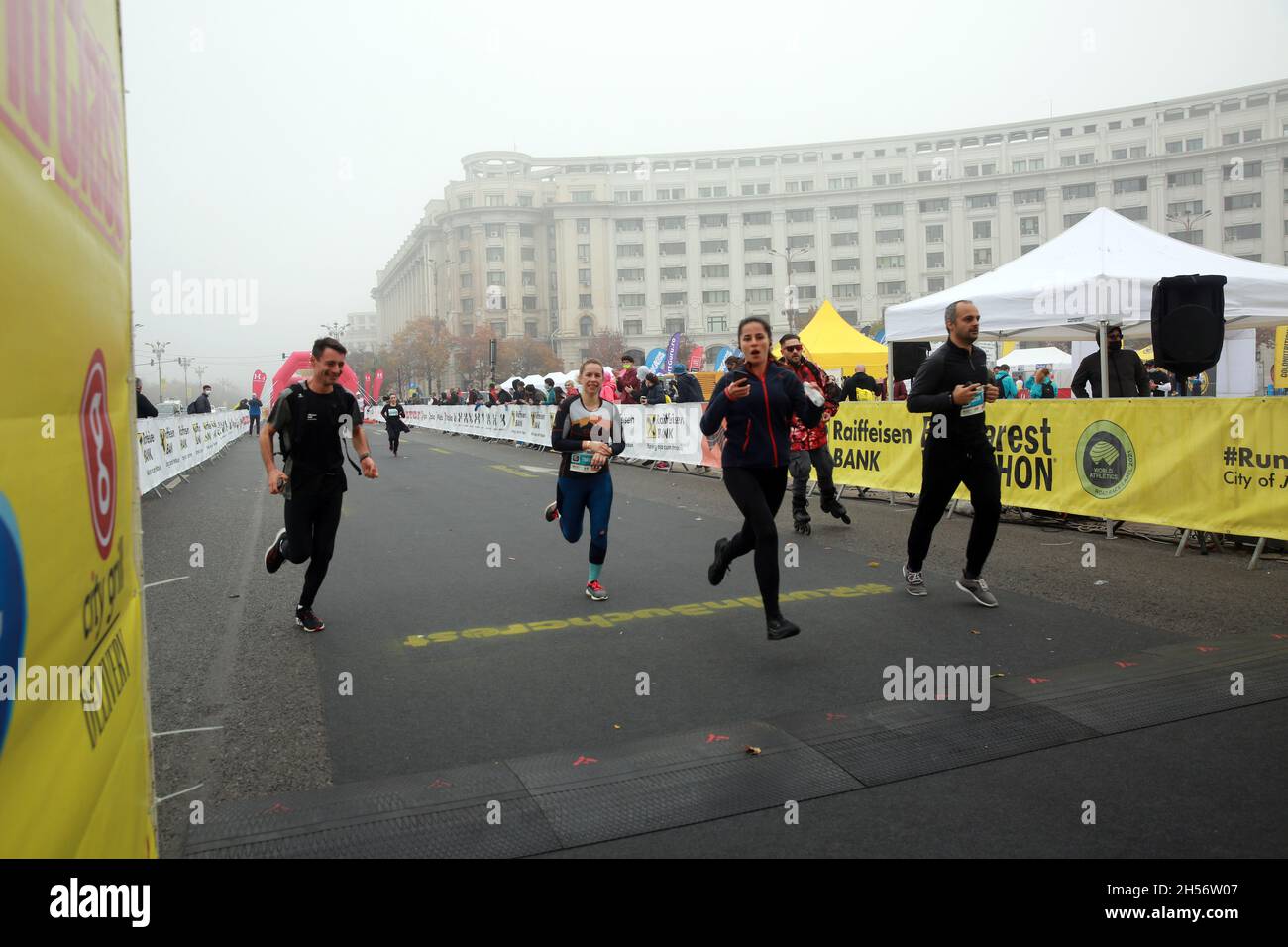 BUKAREST, RUMÄNIEN - 30. Oktober 2021: Athleten nehmen am 10-km-Rennen beim Bukarest-Marathon Teil. Stockfoto