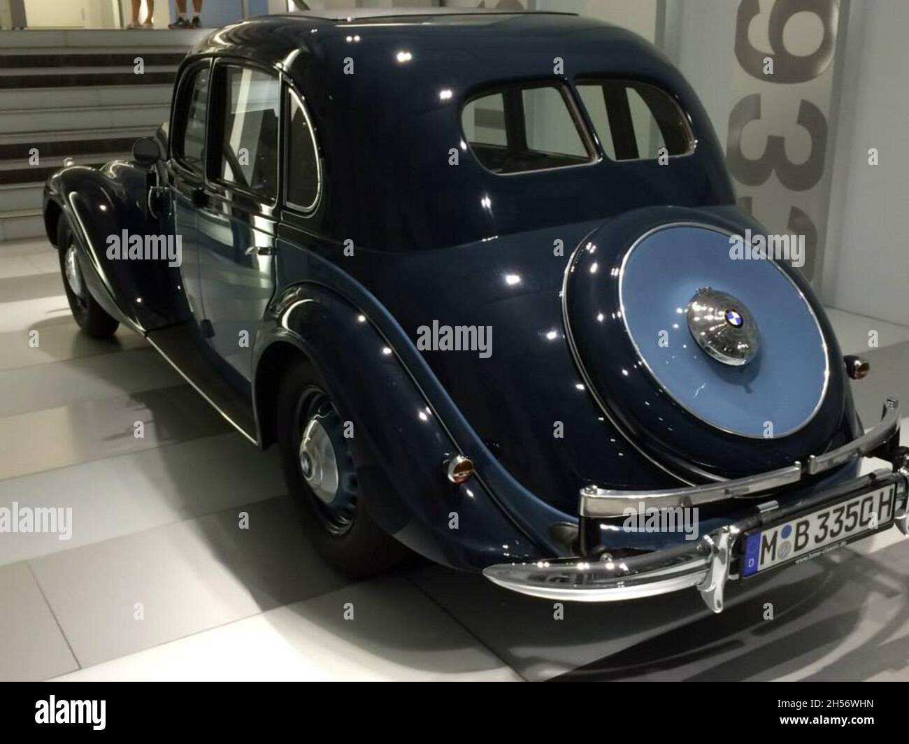 BMW 335: Rückansicht des Fahrzeugs, blau, Baujahr 1939, 4 Türen. Es wurde zwischen 1939 und 1941 hergestellt. BMW Museum: Welt - München - Deutschland. Stockfoto