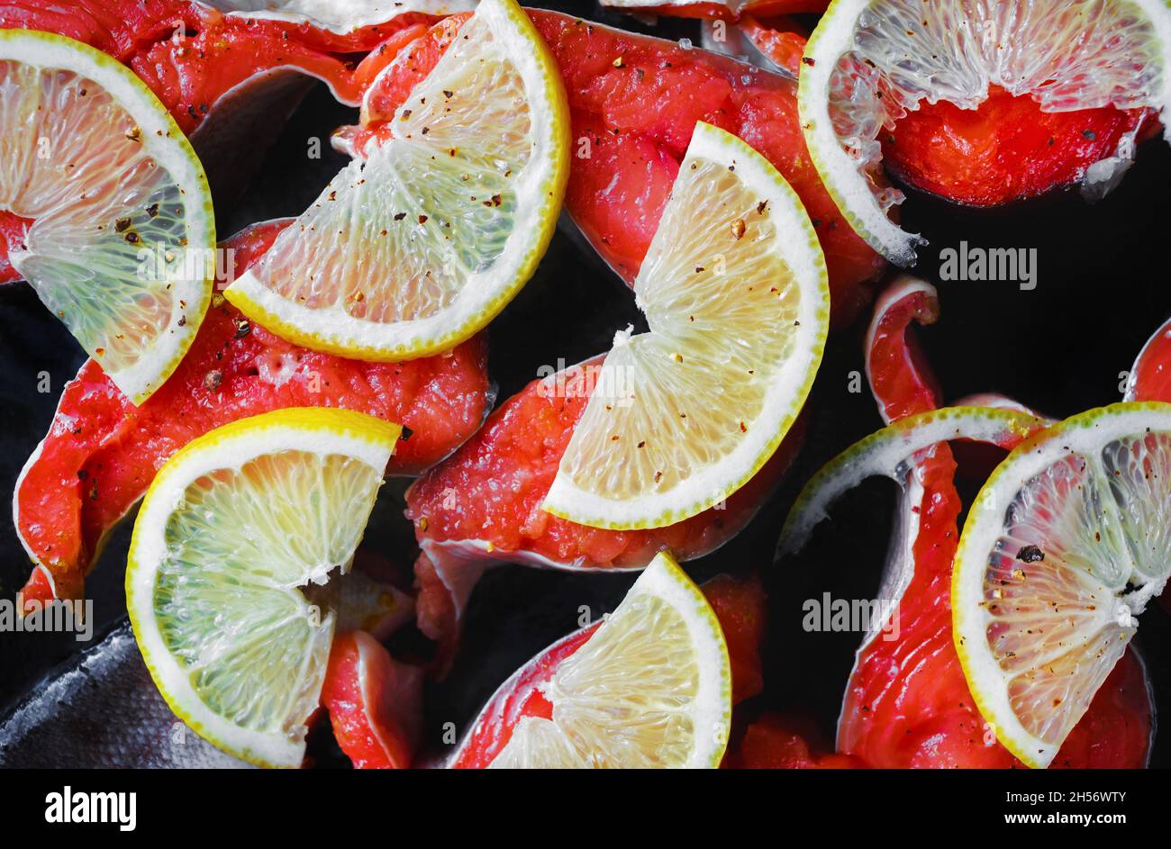 Frischer Lachsfisch mit Zitrone und Gewürzen. Stockfoto
