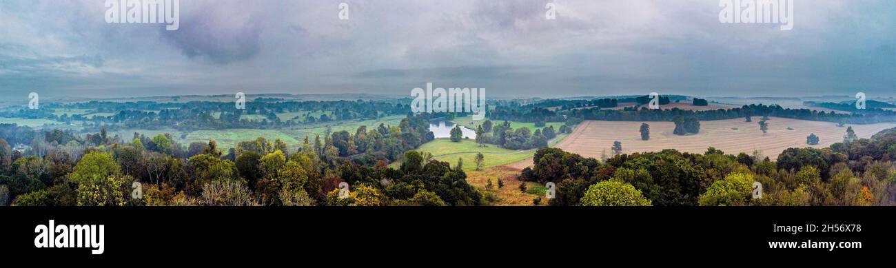 Avington, Großbritannien - 10. Oktober 2021: Avington House und See bei einem Herbstaufgang, South Downs National Park, Hampshire, Großbritannien Stockfoto