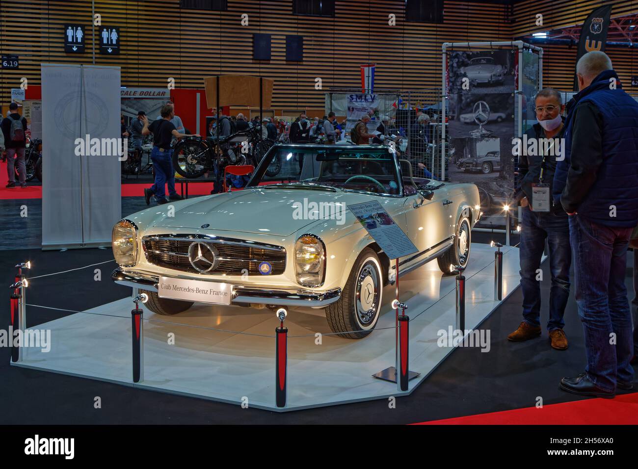 LYON, FRANKREICH, 5. November 2021 : netter Mercedes 280 im Salon Epoq'Auto, der seit 1979 organisiert wird und jährlich über 70,000 Besucher hat. Stockfoto