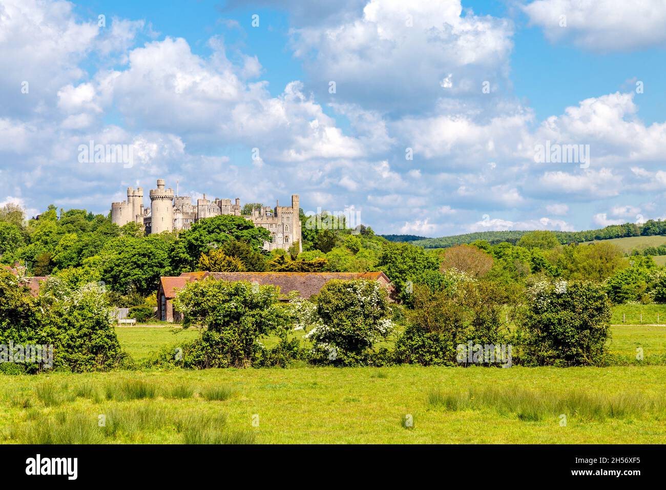 Blick auf Arundel Castle und die umliegende Landschaft, Arundel, West Sussex, Großbritannien Stockfoto