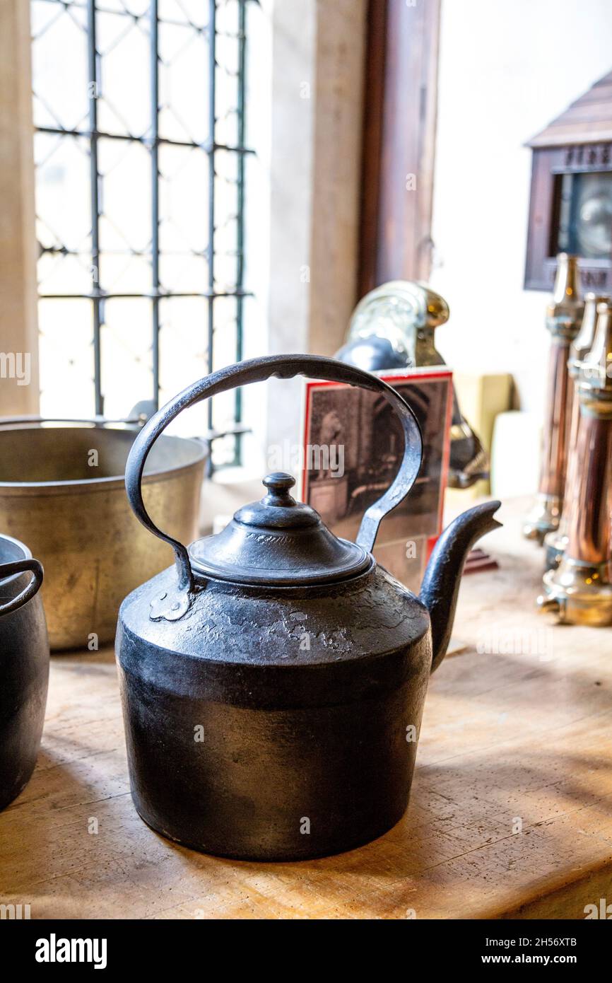 Ausstellung von Küchengeräten, Metallkessel im Arundel Castle, West Sussex, Großbritannien Stockfoto