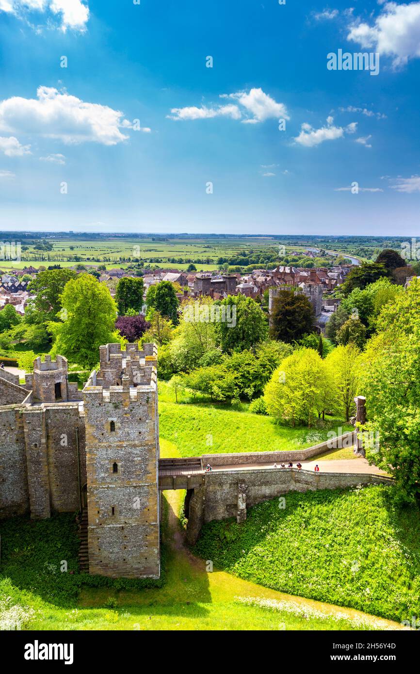 Der Barbican und die Zugbrücke in Arundel Castle, West Sussex, Großbritannien Stockfoto