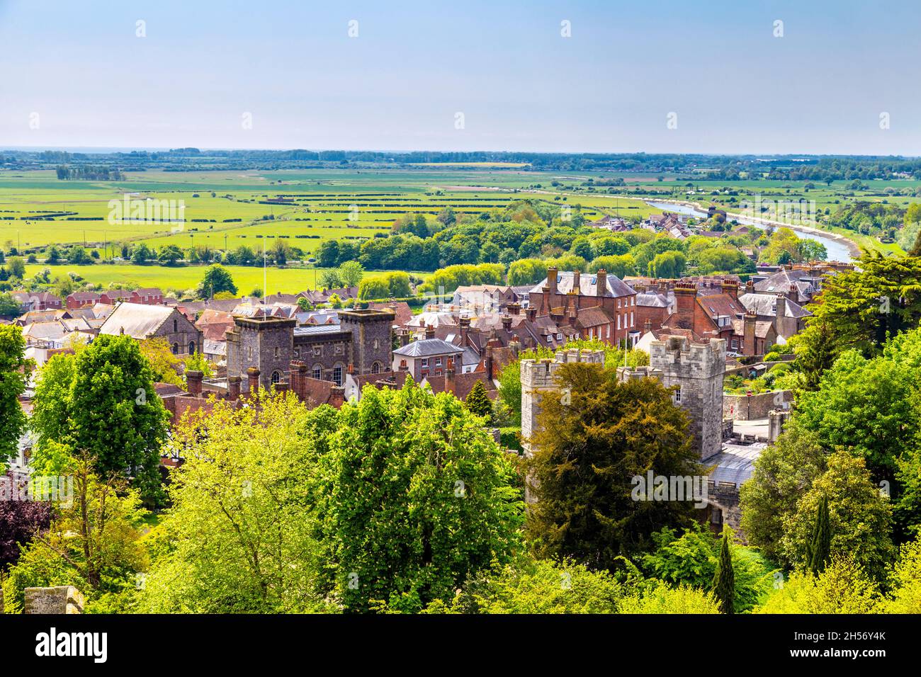 Blick über die Stadt Arundel und die umliegende Landschaft von Arundel Castle, West Sussex, Großbritannien Stockfoto