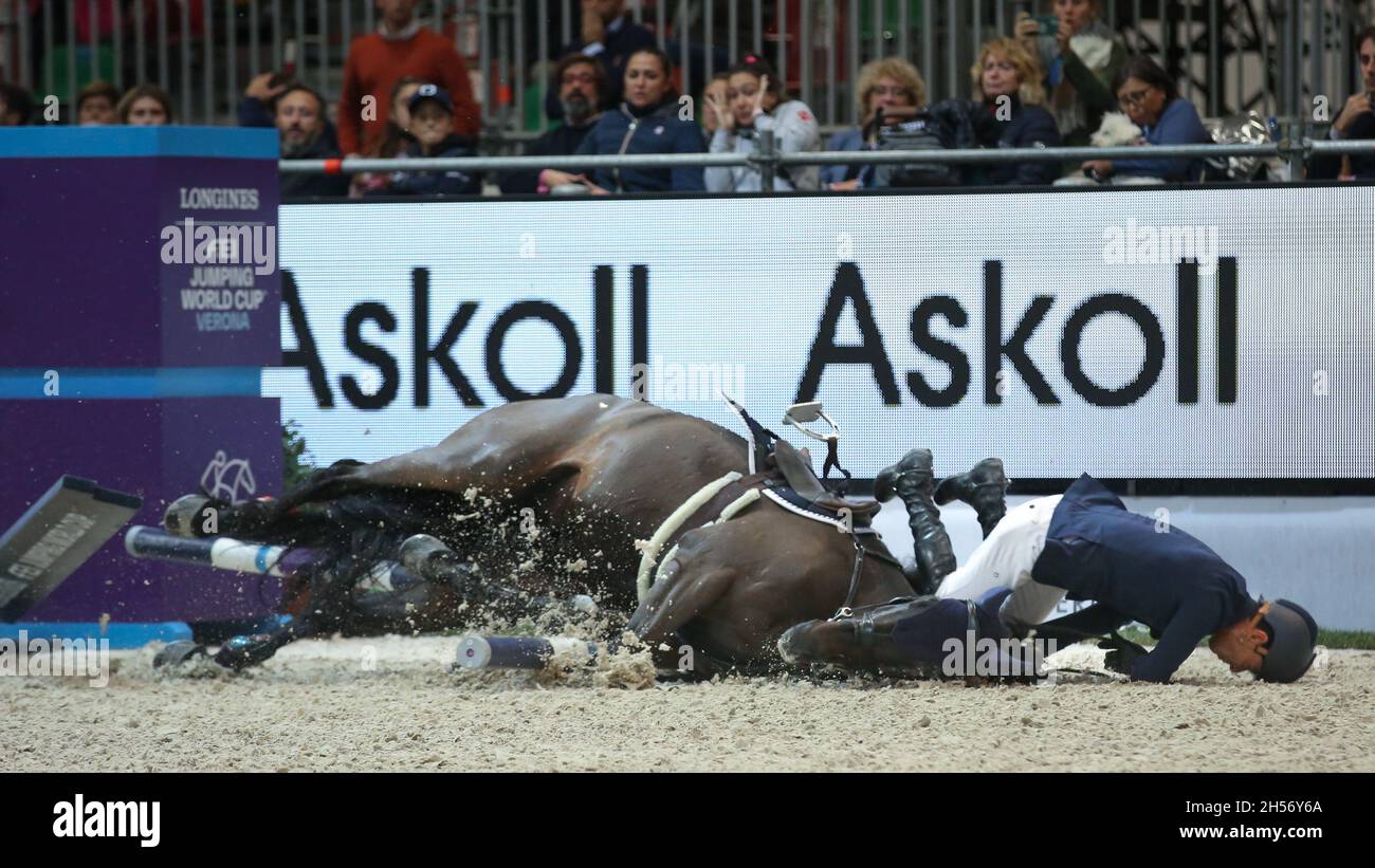 Verona, Italien. November 2021. CARLOS ENRIQUE LOPEZ LIZARAZO aus Kolumbien stürzt beim Stechen der FEI Jumping World Cup 2021 beim Pala Volkswagen am 7. November 2021 in Verona, Italien, ab Quelle: Mickael Chavet/Alamy Live News Stockfoto