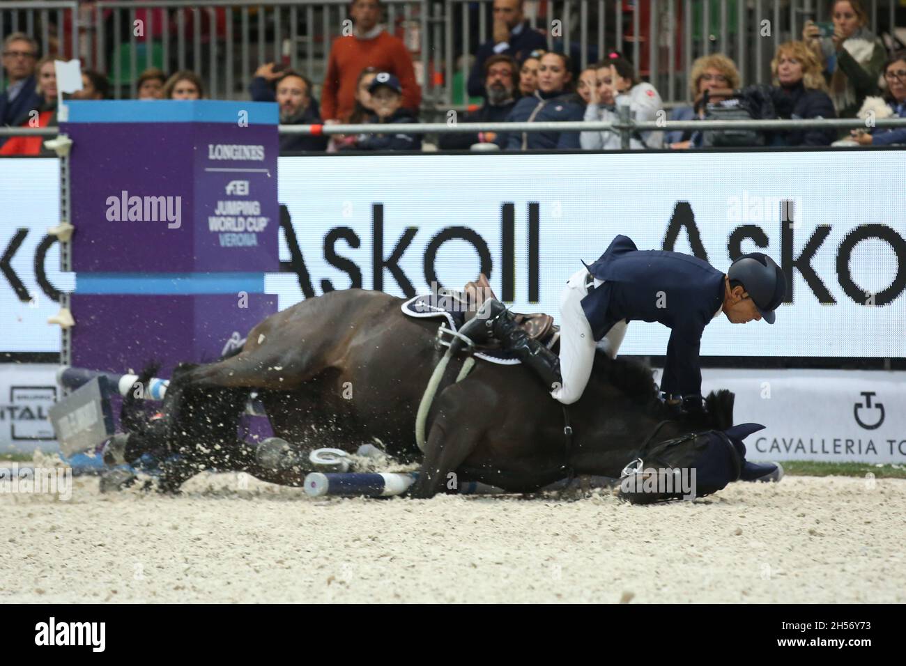 Verona, Italien. November 2021. CARLOS ENRIQUE LOPEZ LIZARAZO aus Kolumbien stürzt beim Stechen der FEI Jumping World Cup 2021 beim Pala Volkswagen am 7. November 2021 in Verona, Italien, ab Quelle: Mickael Chavet/Alamy Live News Stockfoto