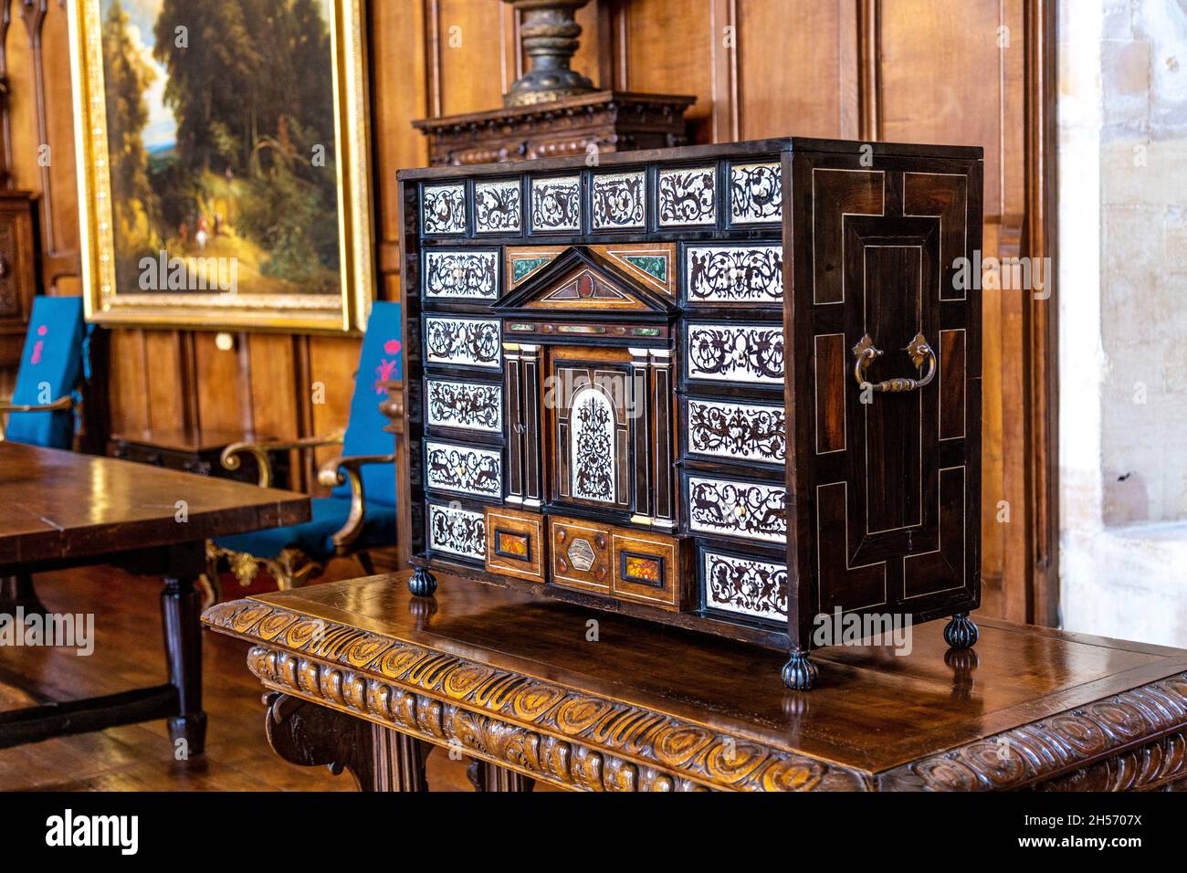 Kunstvolle Ebenholz- und Elfenbeinkabinett in der Barons' Hall im Arundel Castle, West Sussex, Großbritannien Stockfoto