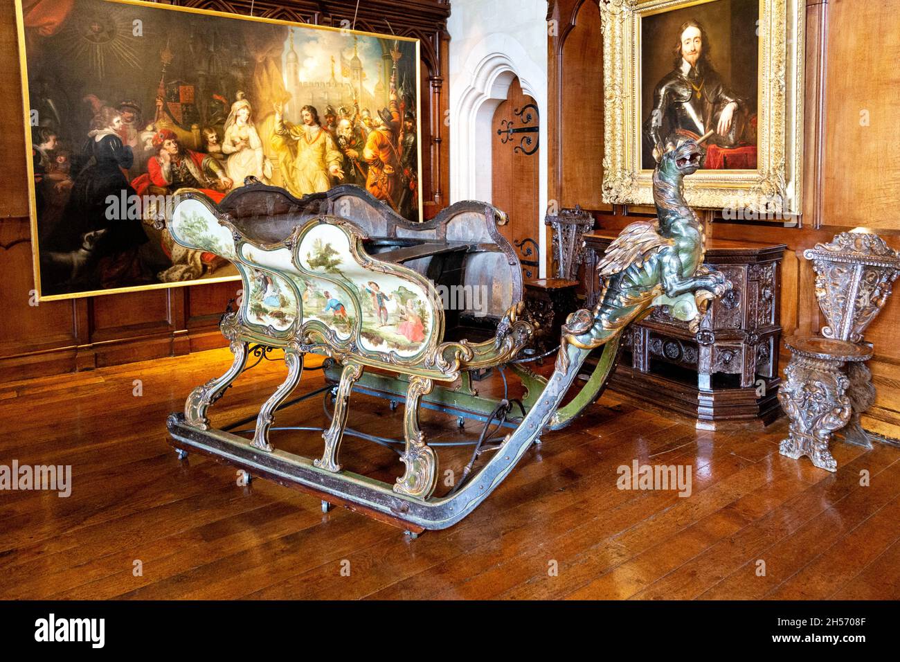 Kunstvoller Schlitten mit Drachen in der Barons' Hall, Arundel Castle, West Sussex, Großbritannien Stockfoto