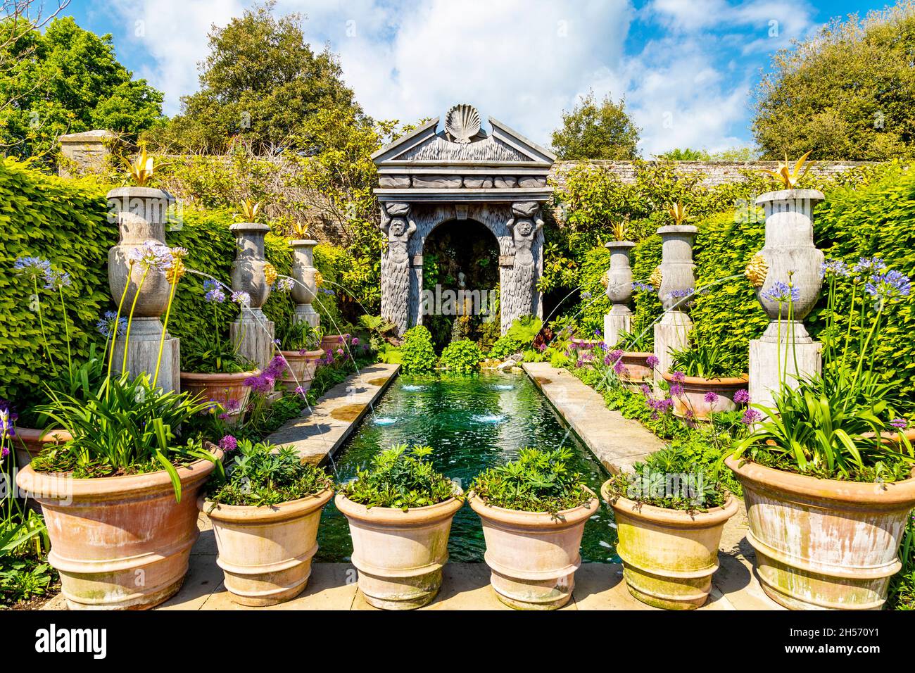 Brunnen im jakobanischen Collector Earl’s Garden mit hölzernen Eichenurnen im Arundel Castle, Arundel, Großbritannien Stockfoto