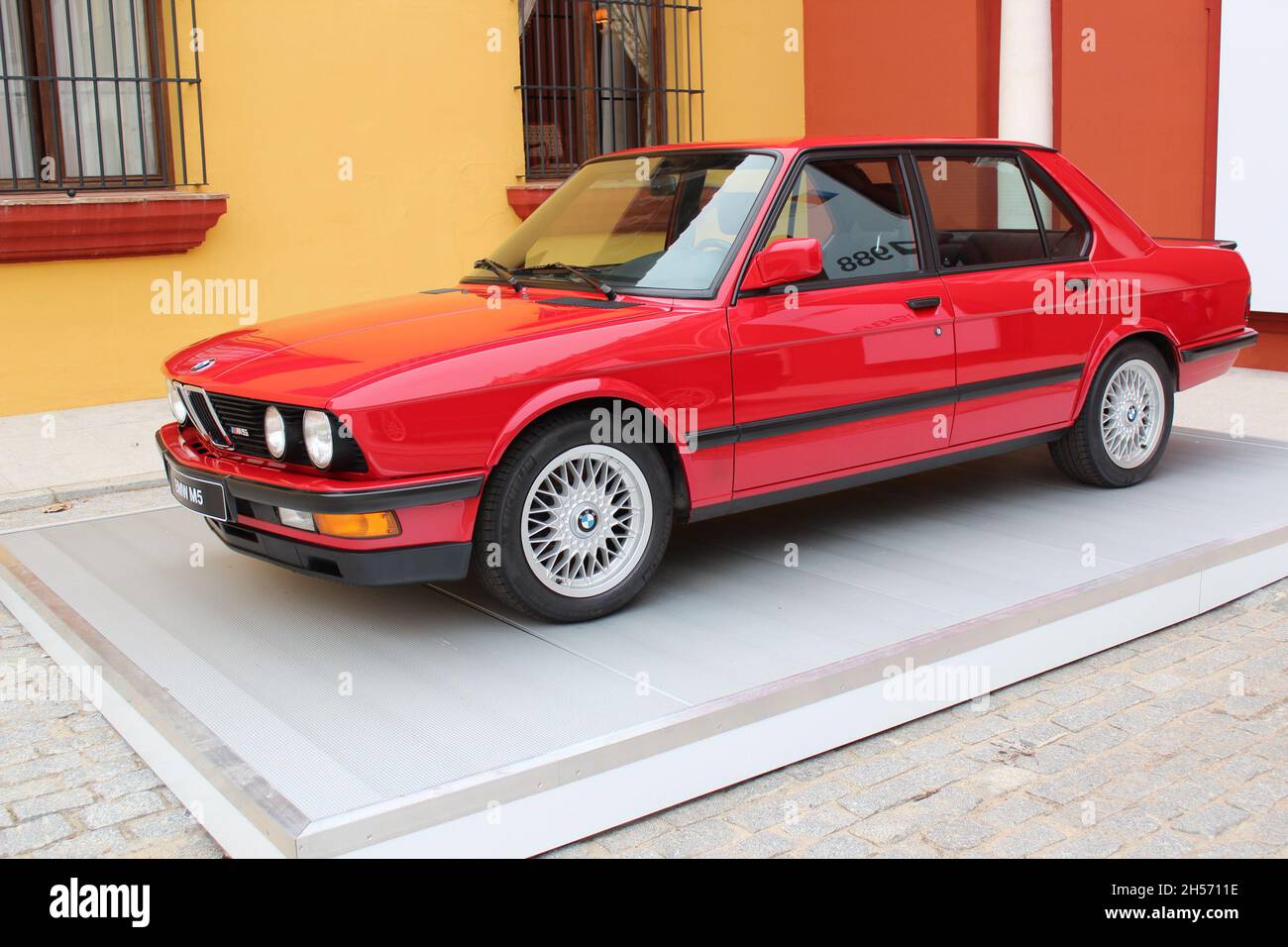 BMW M5: Seitenansicht, (E28), Farbe rot. Es war die erste Generation ...