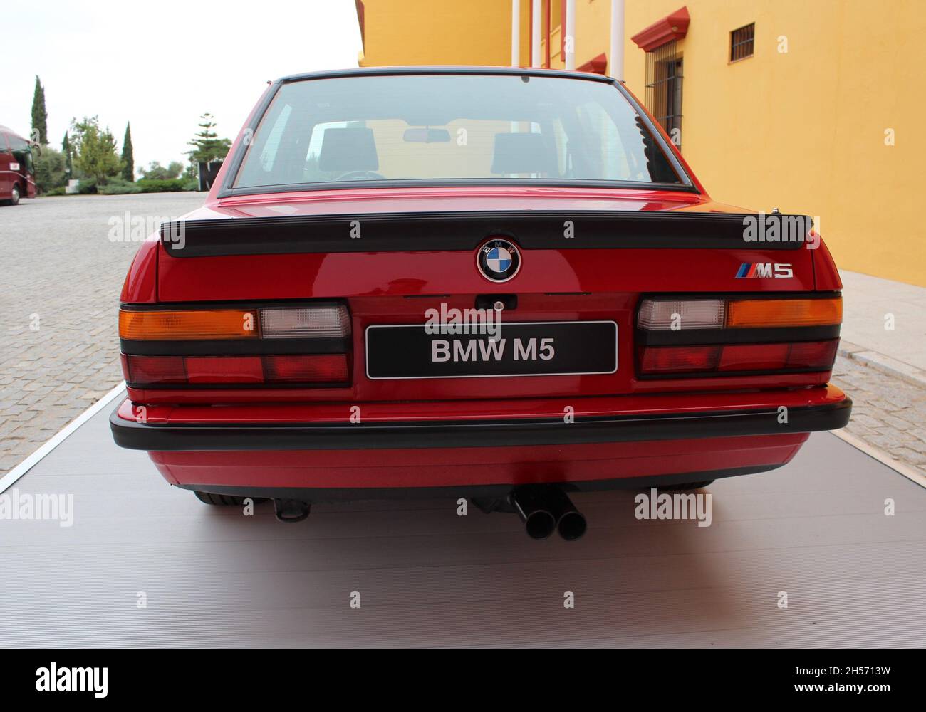 BMW M5: Nahaufnahme des Fahrzeughecks, (E28), Farbe rot. Es war die ...