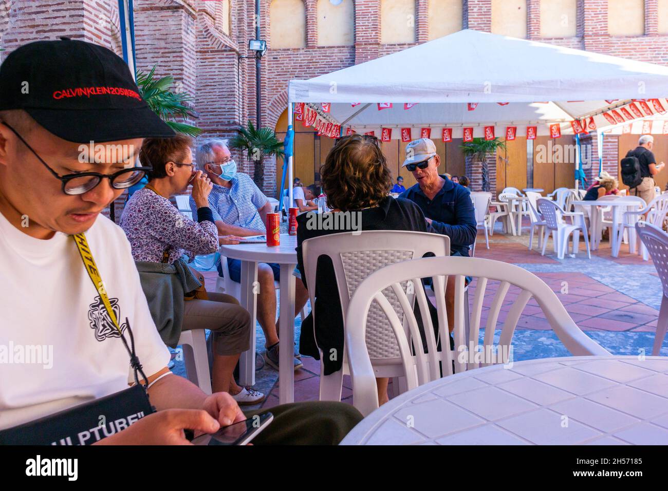 Perpignan, Frankreich, Crowd People teilen Kaffee auf der Terrasse des French Cafe beim Fotojournalist Photo Festival, Smartphone Tourismus, vielfältige Reisende, china Tourismus frankreich Stockfoto