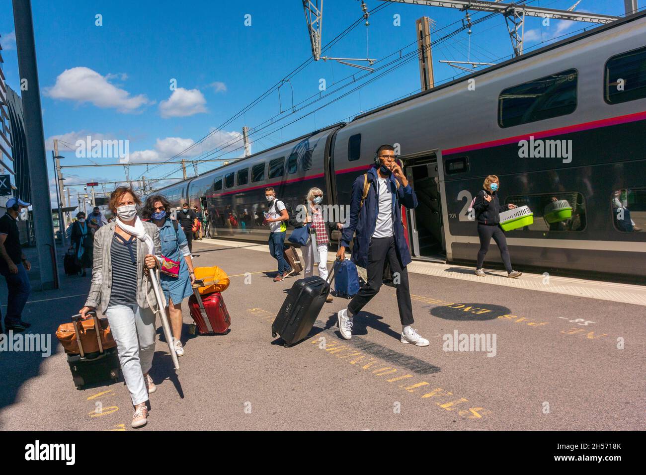 Paris, Frankreich, TGV-Zug im Bahnhof, Personen, die mit Covid-Masken auf der Plattform inOui reisen Stockfoto