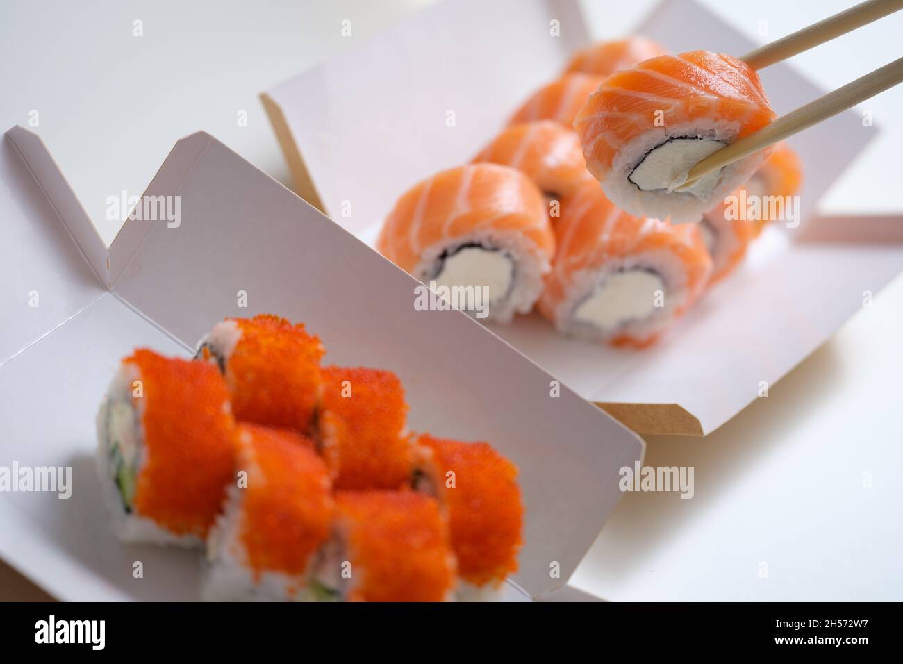 Schöne Auswahl an frischem Sushi in einer Schachtel, Nahaufnahme Stockfoto