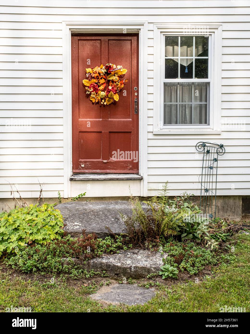 Ein Kranz an einer roten Tür des Stoddard Town Hall in New Hampshire Stockfoto