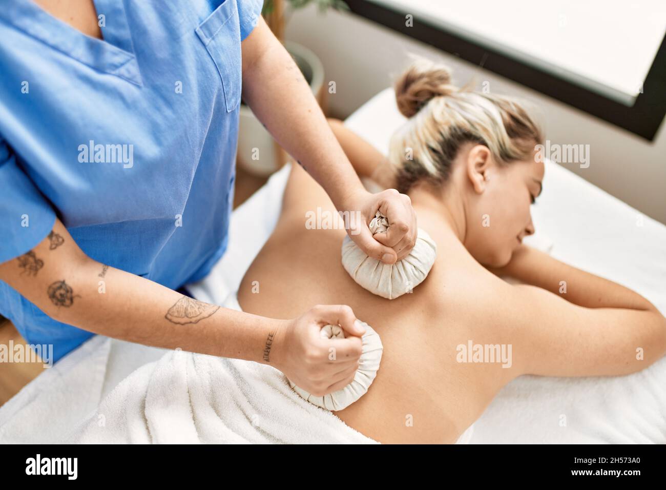 Frau Paar mit Rückenbehandlung mit thai-Taschen im Beauty-Center Stockfoto