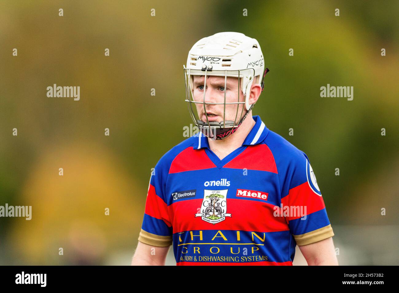 Kingussie Kapitän trägt einen nicht regulierungsfähigen Helm im Sport der shinty. Das MacTavish Cup Finale spielte im Bught, Inverness. Stockfoto