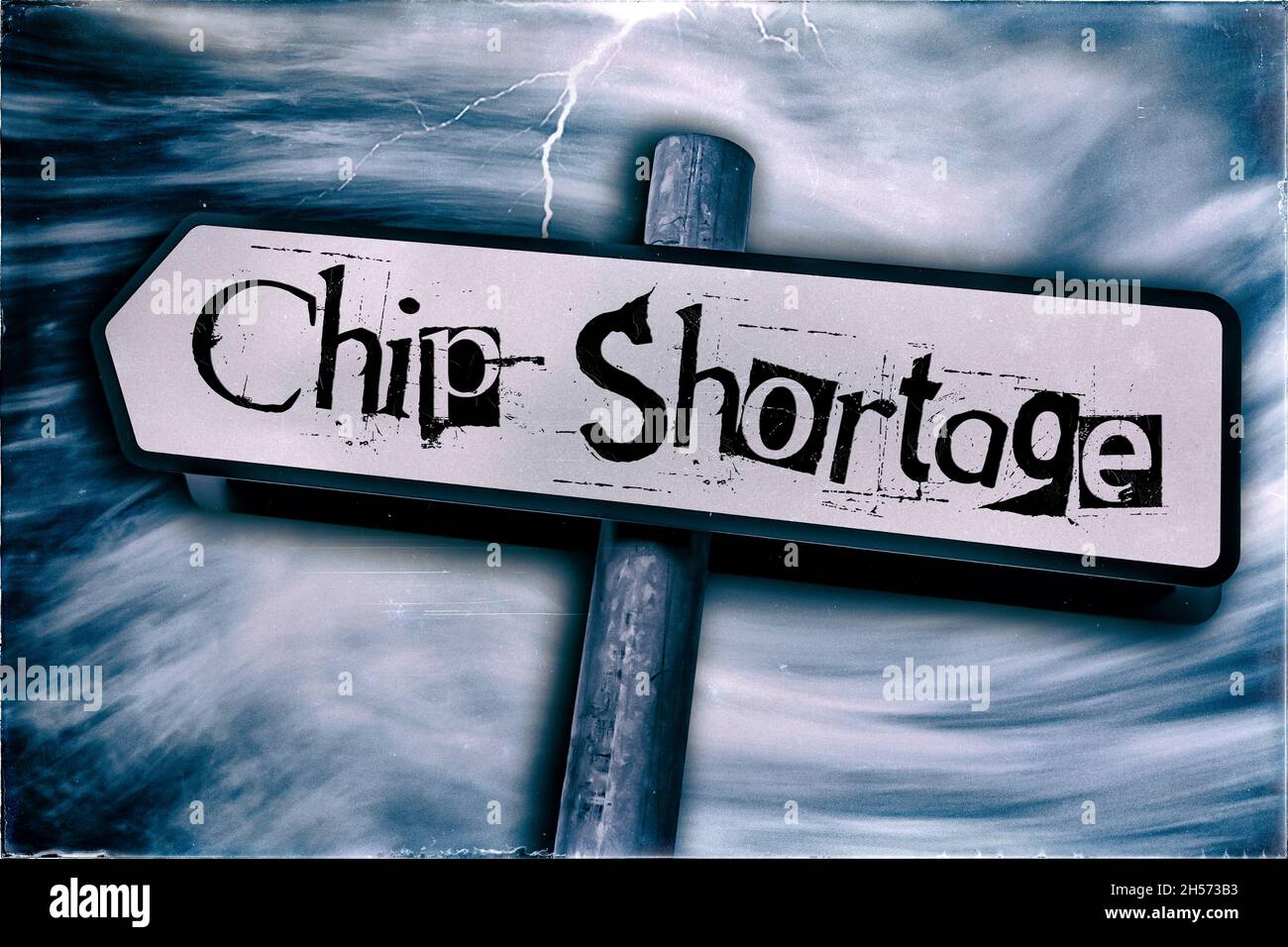 Chipmangel auf einem Straßenschild mit einem verdrehten wirbelnden Hintergrund und einem Blitzschlag auf das Schild in einem blauen Ton angezeigt Stockfoto