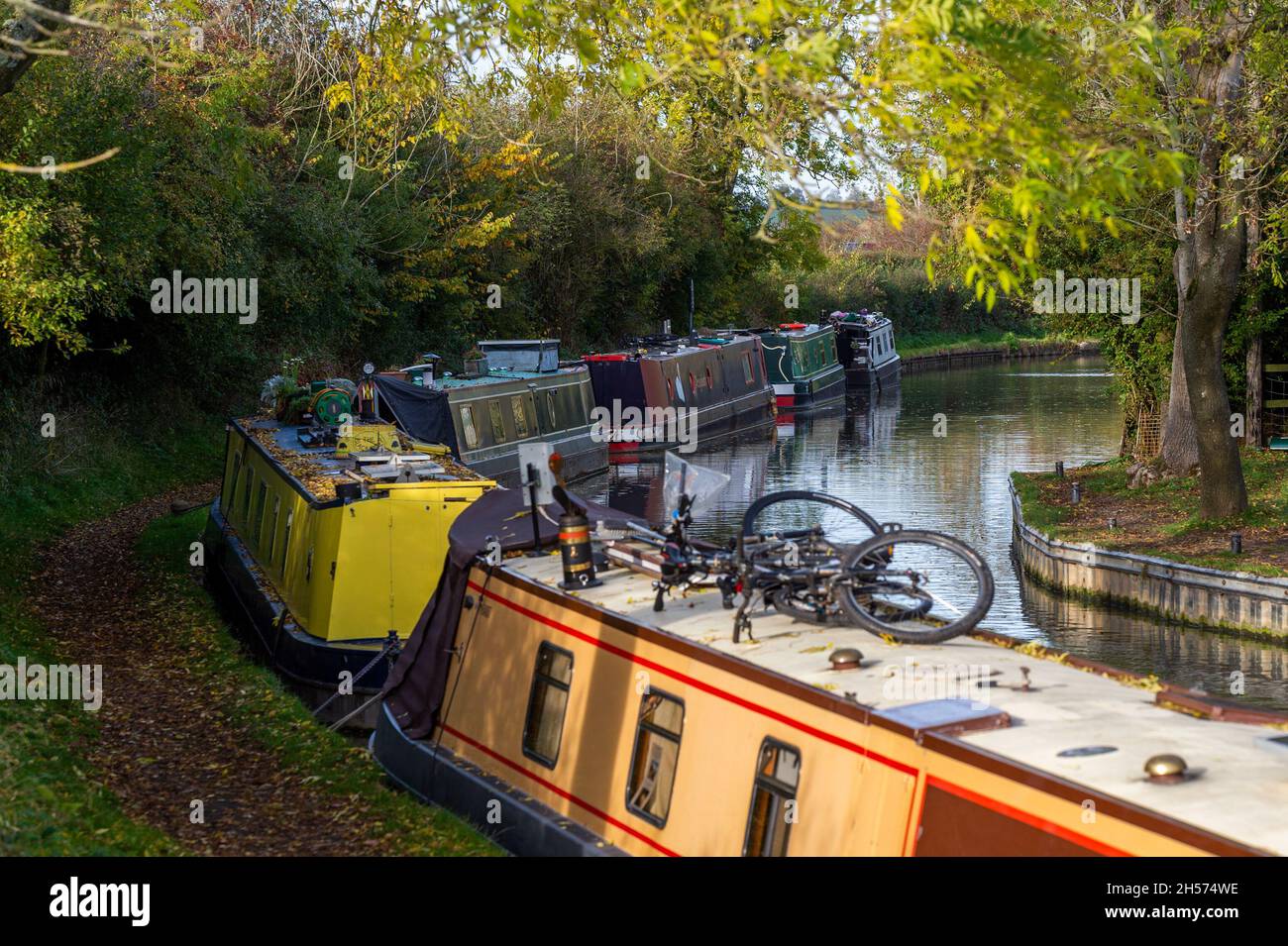 Braunston, Northamptonshire, Großbritannien. November 2021. An einem kalten, aber trockenen Wintertag liessen sich Kanalboote am Kanal von Braunston festmachen. Quelle: AG News/Alamy Live News Stockfoto