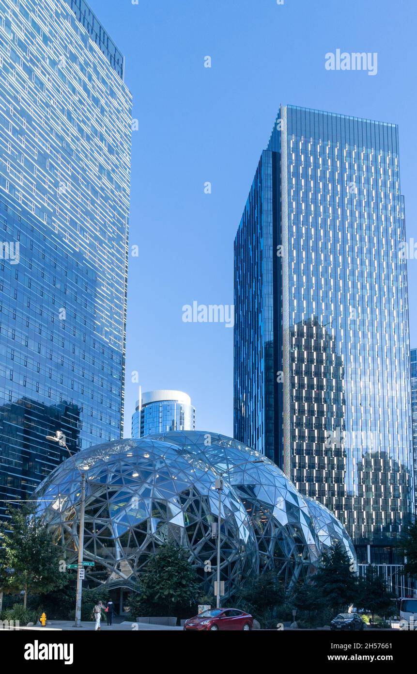 Seattle, WA - USA - 24. September 2021: Vertikale Ansicht des ikonischen Komplexes, der als Hauptsitz von Amazon dient und sich im Denny Triangle-Gebiet befindet Stockfoto