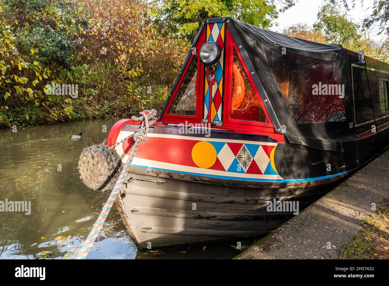Braunston, Northamptonshire, Großbritannien. November 2021. An einem kalten, aber trockenen Wintertag liessen sich Kanalboote am Kanal von Braunston festmachen. Quelle: AG News/Alamy Live News Stockfoto