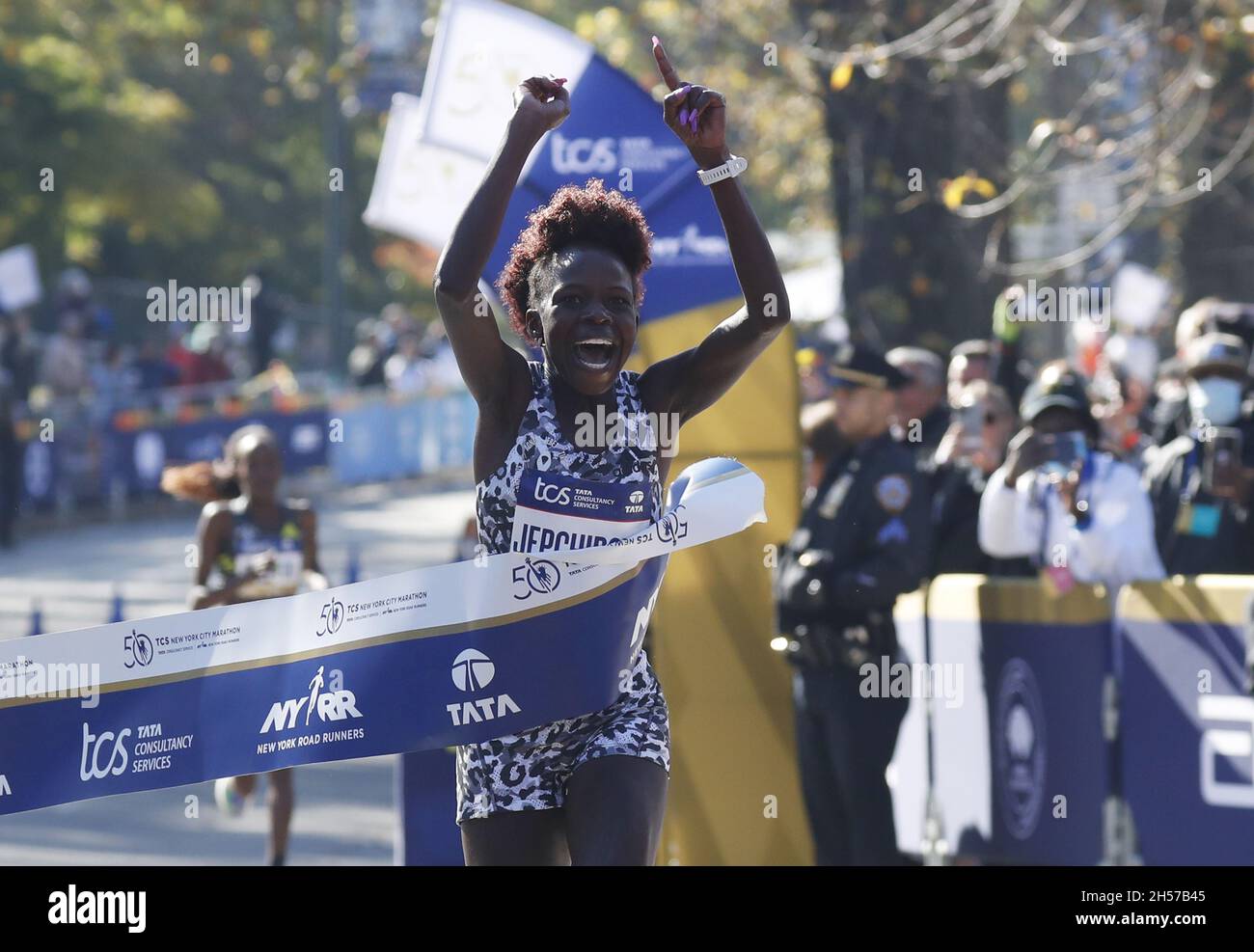 New York, Usa. November 2021. Peres Jepchirchir aus Kenia feiert, als sie am Sonntag, 7. November 2021, die Ziellinie überquert und den NYRR TCS New York City Marathon der Women's Division 2021 in New York City gewann. Über 50,000 Läufer aus New York City und der ganzen Welt Rennen durch die fünf Bezirke auf einer Strecke, die sich von der Verrazano Bridge windet, bevor sie die Ziellinie durch Tavern on the Green im Central Park überqueren. Foto von John Angelillo/UPI Credit: UPI/Alamy Live News Stockfoto