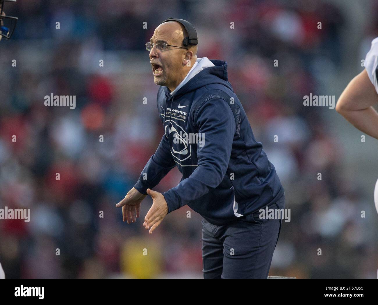 6. November 2021: James Franklin, Cheftrainer von Penn State Nittany Lions, würdigt sein Vergehen, nachdem er während des NCAA-College-Fußballspiels zwischen Penn State und Maryland im Capital One Field im College Park, Maryland, den Schieß los. Touchdown erzielt hat. Fotograf: Cory Royster Stockfoto