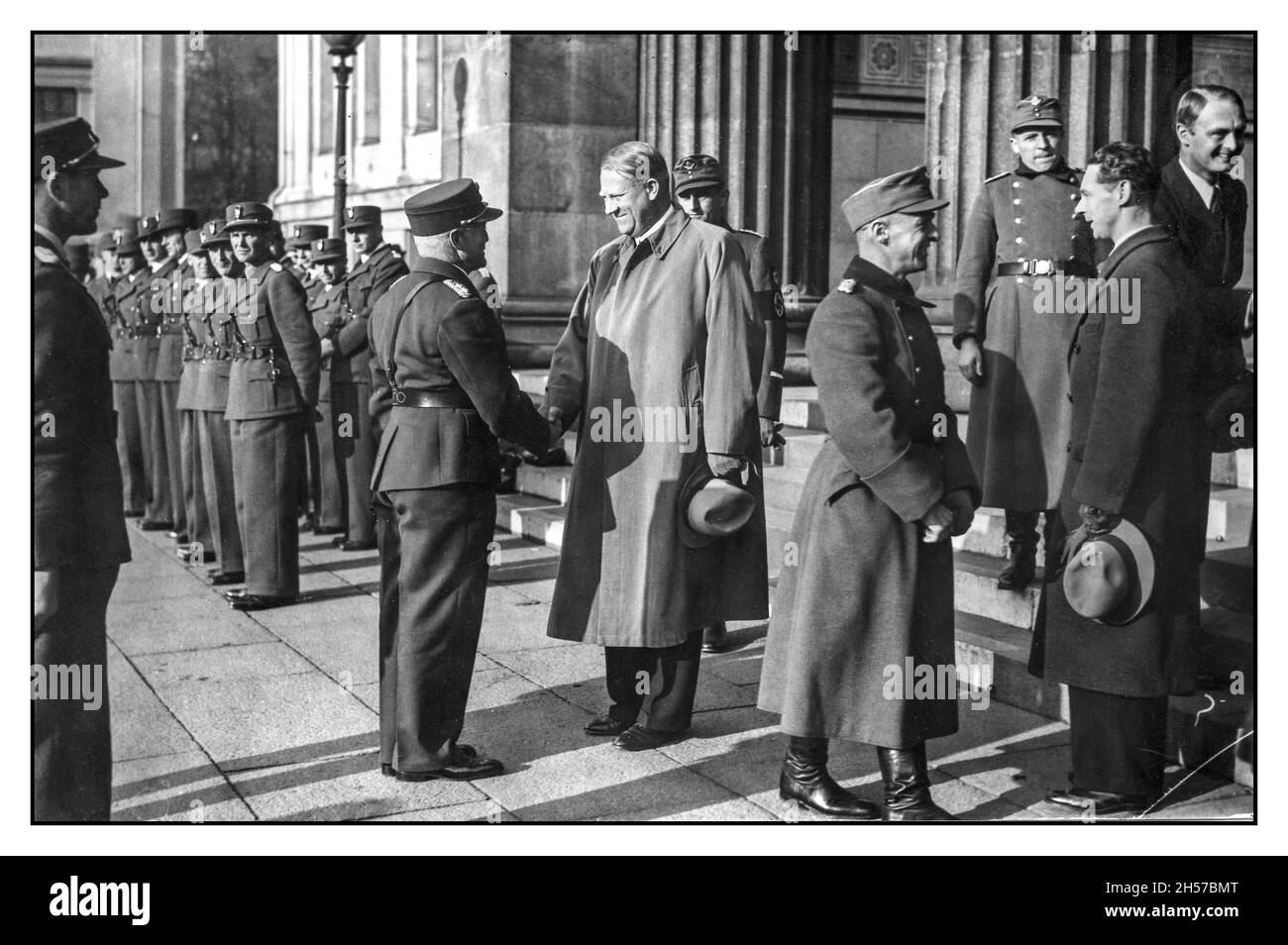 QUISLING 1938 der Vorsitzende der Nationalversammlung Vidkun Quisling begrüßt GENERAL Carl Frölich Hanssen. Axel Stang, Minister für Arbeit und Sport der extremen Rechten. Mit Hut in der Hand Minister für öffentliche Information Gulbrand Lunde. Marschierte Offiziere des norwegischen Arbeitsdienstes und Offiziere des deutschen Arbeitsdienstes. Nasjonal Samling, abgekürzt NS, war eine norwegische politische Partei, die 1933 von Vidkun Quisling gegründet und 1945 aufgelöst wurde. Ideologisch folgte die Partei dem deutschen Nationalsozialismus, und NS wurde während des Zweiten Weltkriegs zu einer Unterstützungsorganisation für die nationalsozialistischen deutschen Besatzungstruppen in Norwegen Stockfoto