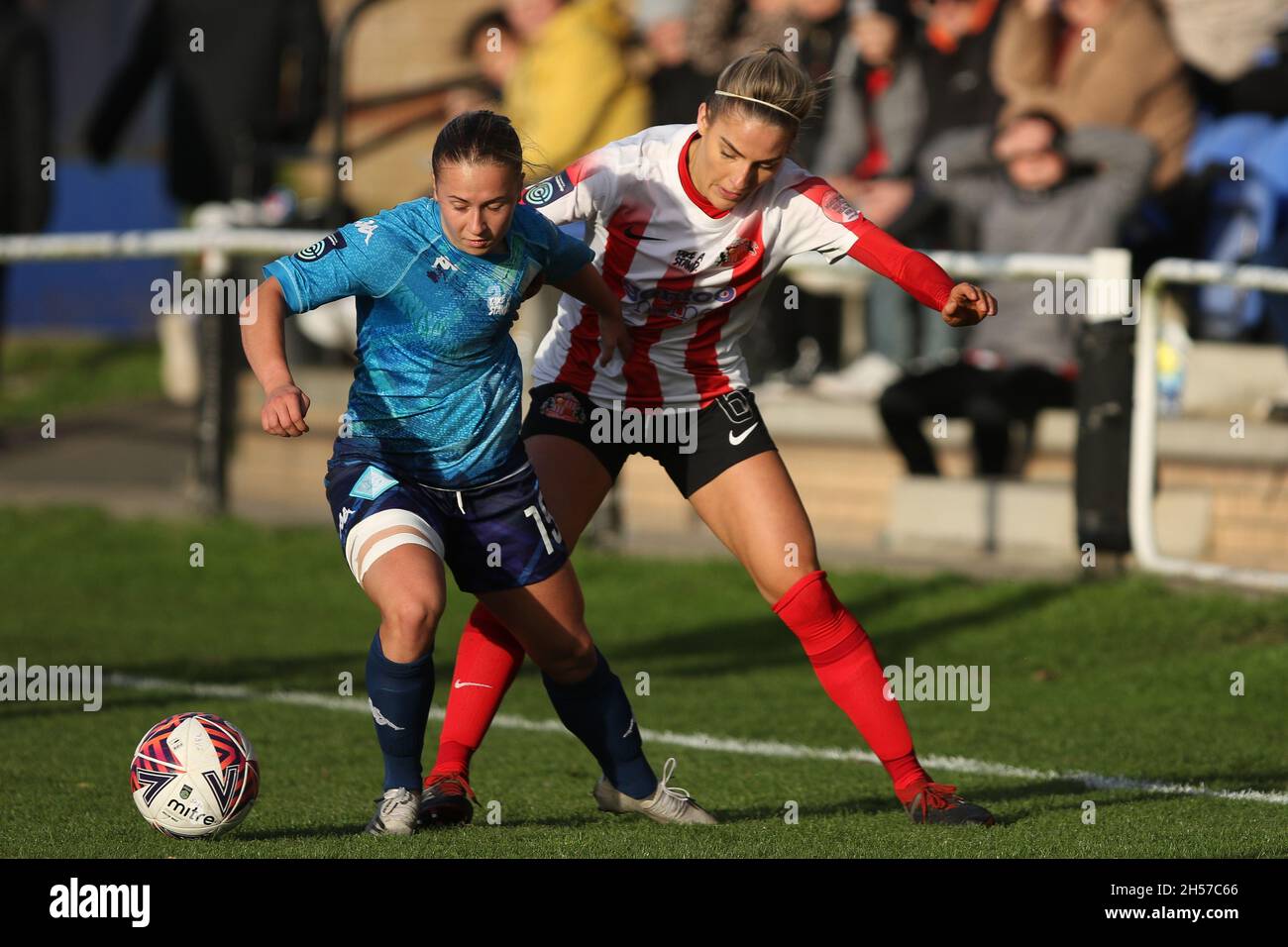 LOCH HETTON LE, GBR. NOVEMBER. Louise Griffiths von Sunderland und Hayley Nolan von London City Lionesses in Aktion während des FA Women's Championship Matches zwischen Sunderland und London City Lionesses am Sonntag, 7. November 2021 in Eppleton CW, Hetton. (Kredit: Will Matthews | MI News) Kredit: MI News & Sport /Alamy Live News Stockfoto