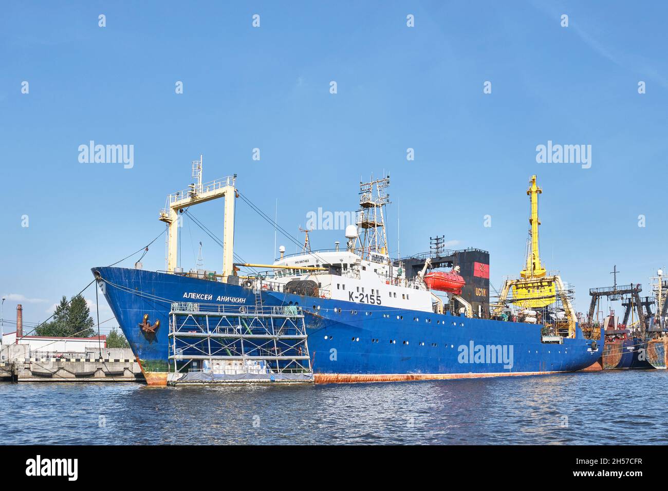 Fischfabrik Schiff, Schiff ALEKSEY ANICHKIN in Reparatur auf dem Fluss Pregolya, Kaliningrad, Russland Stockfoto