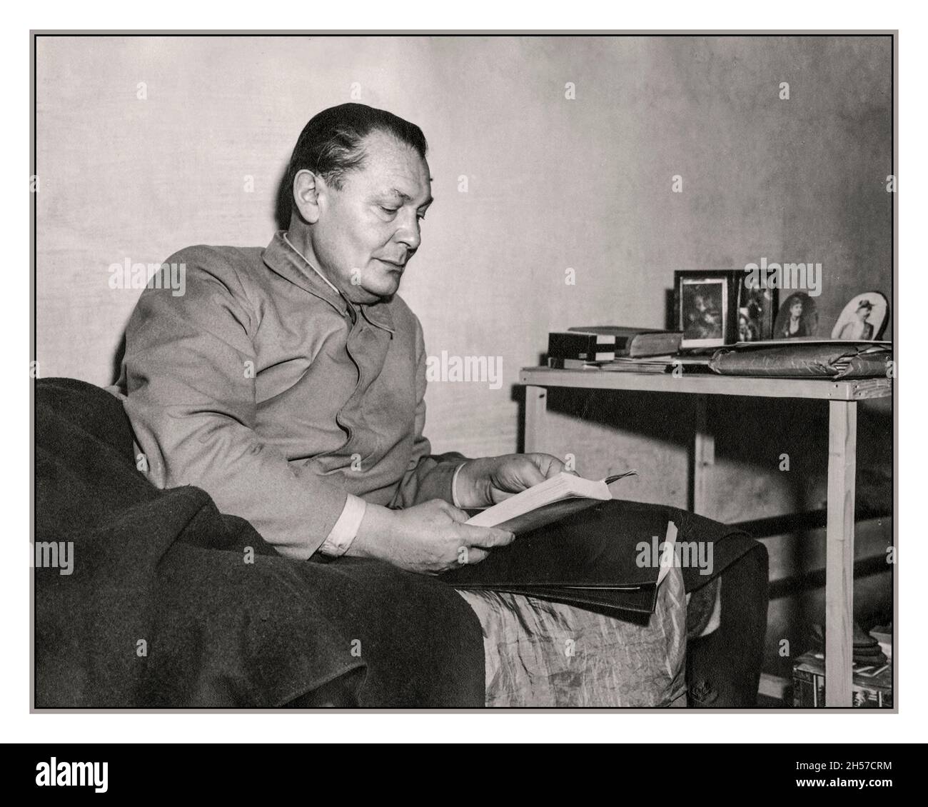 GÖRING NÜRNBERGER GEFÄNGNISZELLE Kommandant des Luftwaffenregimes Nazi Hermann Göring, fotografiert in seiner Gefängniszelle in Nürnberg, Deutschland, während der Nürnberger Prozesse. Göring wird gesehen, wie er ein Buch liest, während er in seiner Zelle auf seinem Bett liegt. 21. Dezember 1945 Hermann Wilhelm Göring (oder Göring) 12. Januar 1893 – 15. Oktober 1946) war ein deutscher Politiker, Militärführer und verurteilter Kriegsverbrecher. Er war eine der mächtigsten Persönlichkeiten der Nazi-Partei, die Deutschland von 1933 bis 1945 regierte. In seiner Zelle kam Selbstmord, um den Henker zu betrügen. Stockfoto