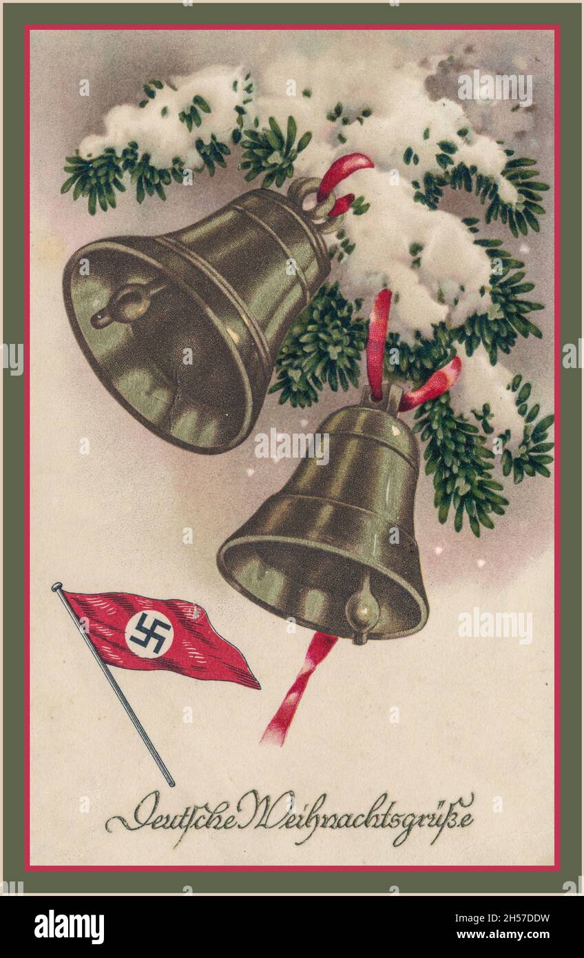 NAZI-WEIHNACHTSKARTE mit Nazi-Hakenkreuz aus den 1930er Jahren Weihnachts-Propagandakarte mit Aufschrift „Grüße von der deutschen Weihnachtsgruppe“ Nazi-Deutschland mit Glocken und Schnee auf einer festlichen Tanne mit Nazi-Parteiflagge Stockfoto