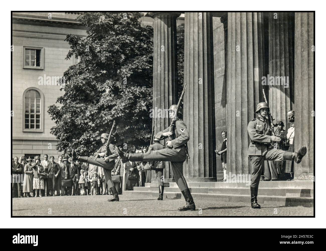 1930er Jahre Nazi-Wehrmachtseinheiten am Brandenburger Tor Berlin Gans-Stepping in Jack Stiefeln als Machtspektakel für deutsche Zuschauer Berlin Nazi-Deutschland Stockfoto