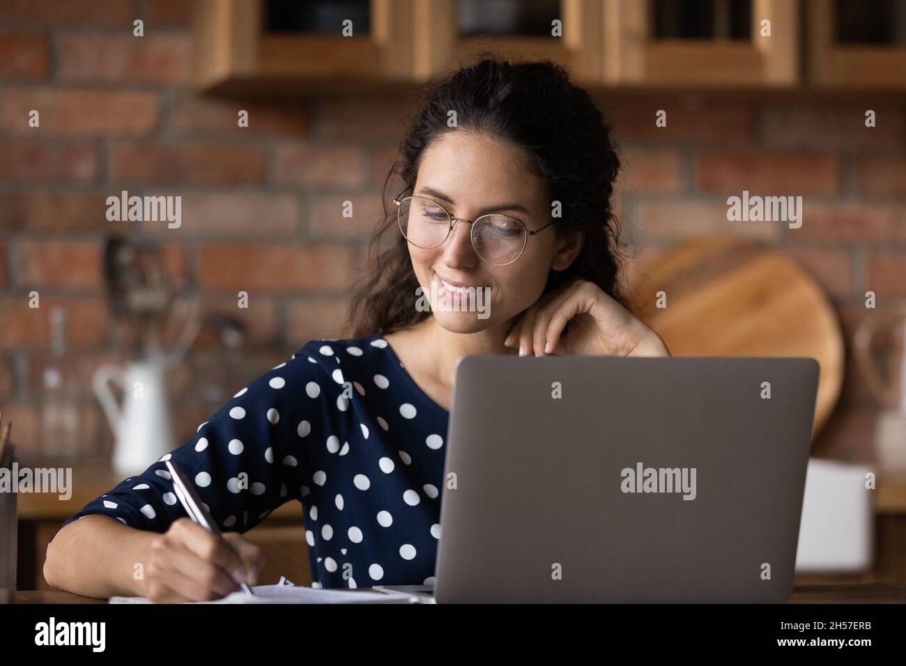 Selbstbewusste junge lateinische Frau Student nehmen Prüfung mit Laptop Stockfoto