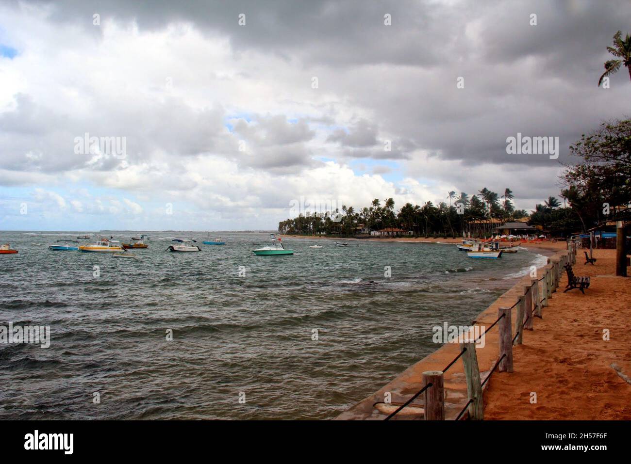 Boote ankerten auf dem Meer. Nordöstlich von Brasilien. Fort Bahia Beach, Brasilien. Stockfoto