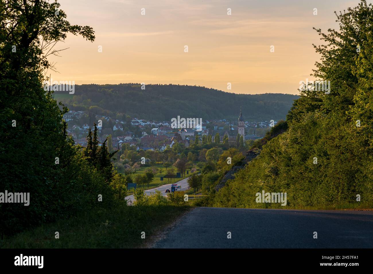 Blick auf die romantische Straße bei Sonnenuntergang mit der deutschen Stadt Tauberbischofsheim. Stockfoto