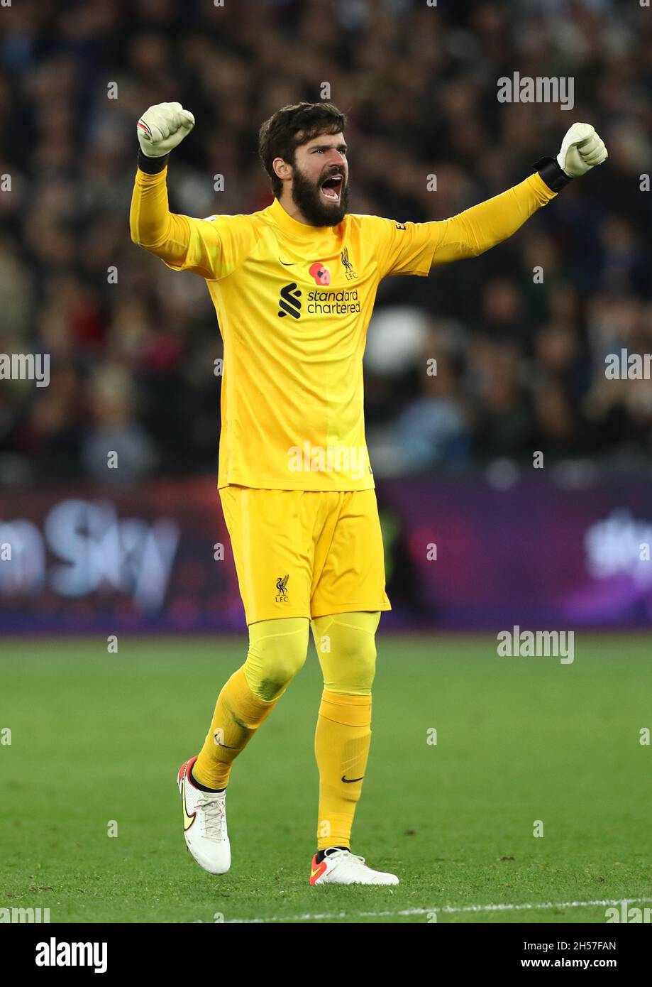 London, England, 7. November 2021. Alisson Becker aus Liverpool feiert den Ausgleich in der ersten Halbzeit während des Spiels der Premier League im Londoner Stadion. Bildnachweis sollte lauten: Paul Terry / Sportimage Kredit: Sportimage/Alamy Live News Stockfoto