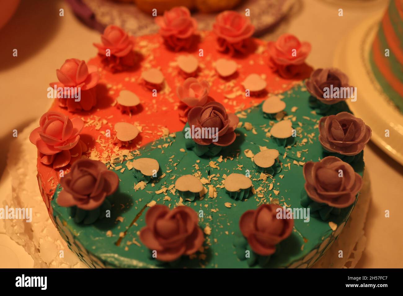 Weihnachtskuchen mit Rosen und Herzen dekoriert Stockfoto